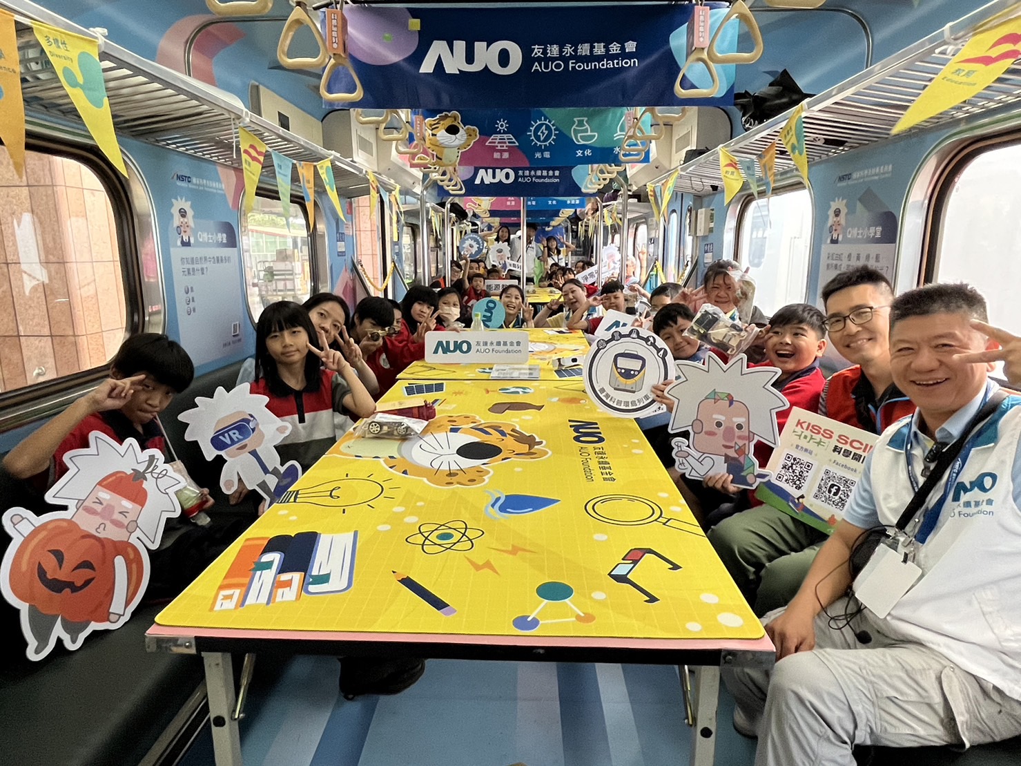 彩虹多多永續基金會參與「臺灣科普環島列車」，設計基礎科學車廂課程，以「淨零碳排和永續能源」為主題，讓學生透過創意實驗認識淨零知識，以及思考生活中的減碳行為