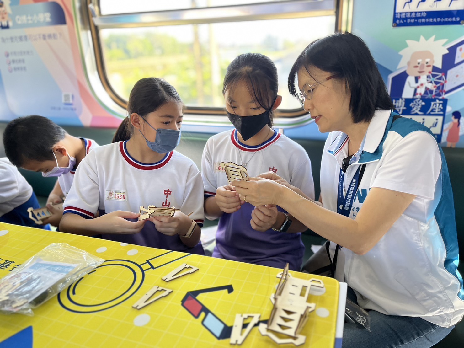 彩虹多多永續基金會執行長古秀華及同仁親自擔任科普列車志工，帶領師生們動手做科學，傳遞能源科普知識，讓科學教育向下紮根