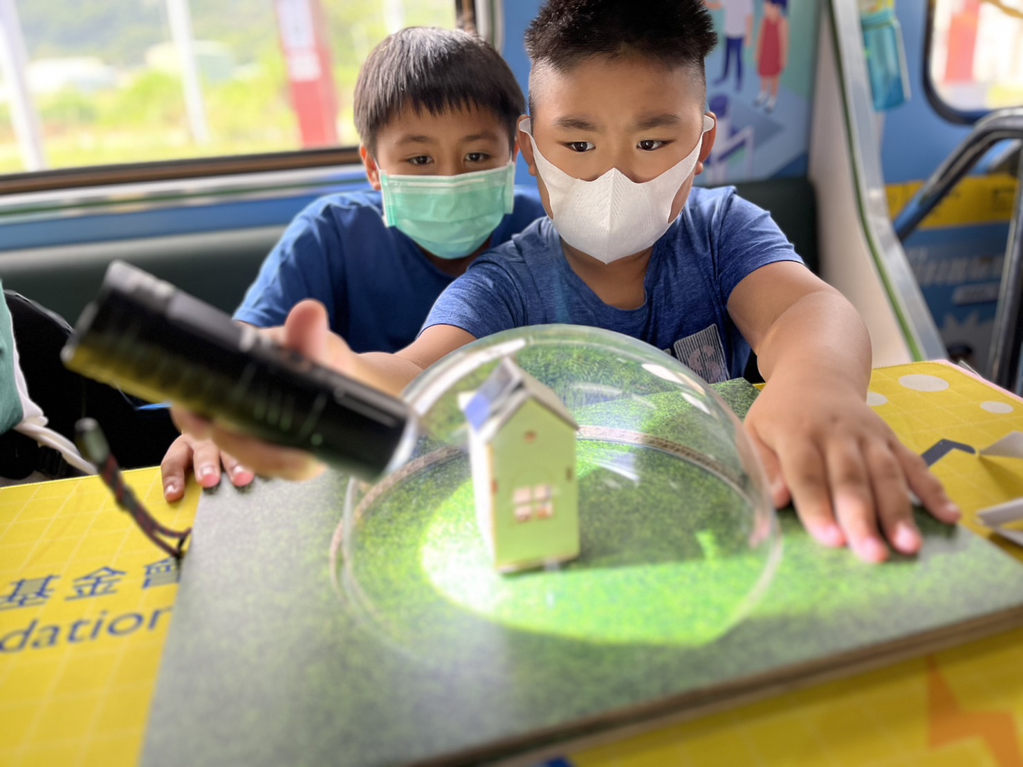 彩虹多多參與基礎科學主題車廂，以STEAM教學精神，設計「逐日科學家」、「太陽能工程師」以及「淨零建築師」三大能源科普課程和實驗