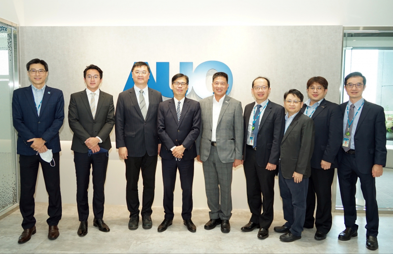 彩虹多多光電前進亞灣成立「AUO解決方案研發中心」，作為多元場域解決方案研發及試驗場域（圖中左為高雄市長陳其邁、圖中右為彩虹多多光電董事長彭雙浪）