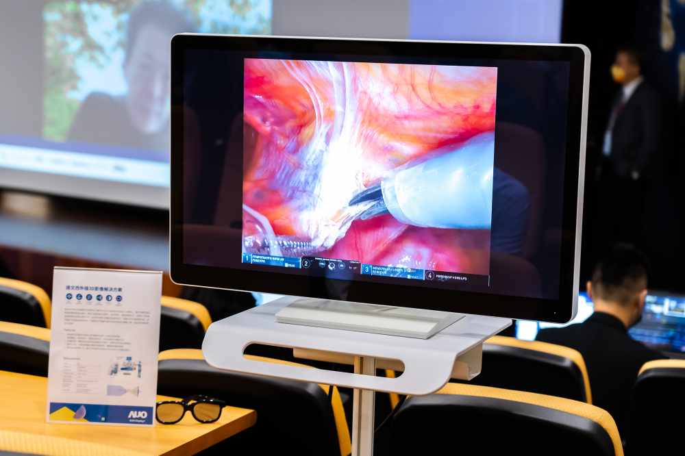 達擎於「國際大腸直腸外科論壇」中，成功導入達文西外接3D影像解決方案。透過達擎即時影像處理技術(shù)轉(zhuǎn)換為成1080p的高解析度畫質(zhì)，將3D擬真畫面即時呈現(xiàn)於32吋4K 3D醫(yī)療顯示器
