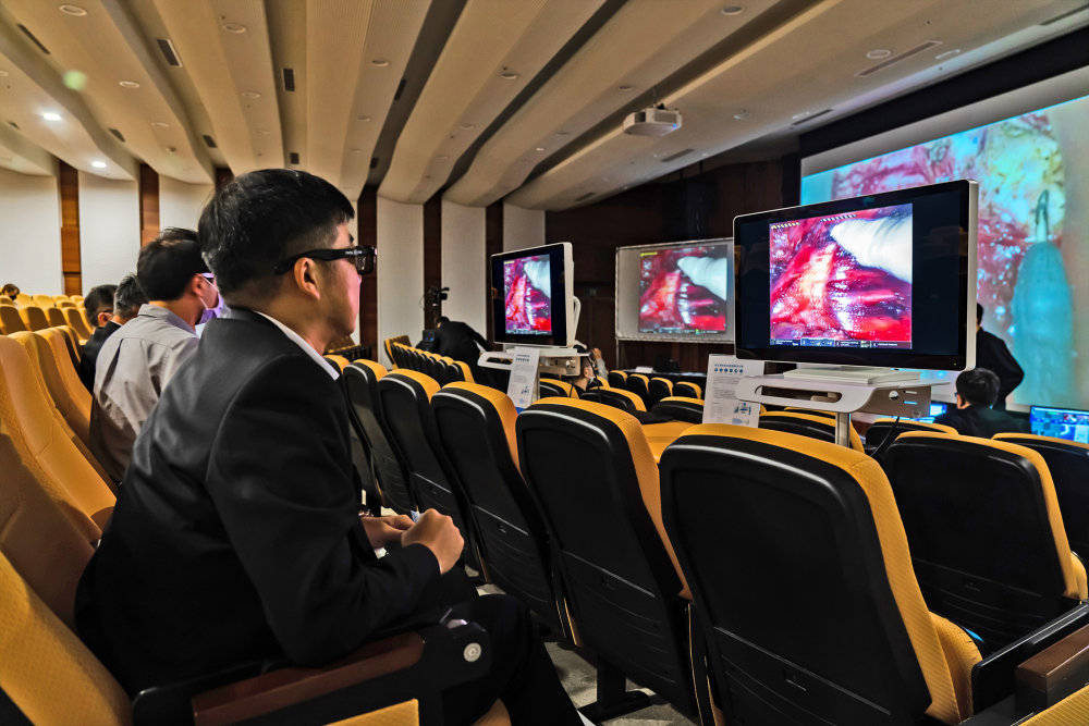 達擎之「達文西外接3D影像解決方案」，將達文西手術(shù)機器手臂的3D影像即時連線轉(zhuǎn)播，在會議室觀摩的醫(yī)師們只要戴上偏光眼鏡，就能與執(zhí)刀醫(yī)師看到同步的3D立體影像，如臨操作臺現(xiàn)場，縮短達文西手術(shù)的學習曲線