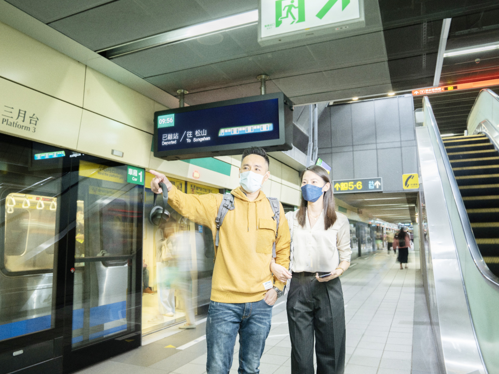 彩虹多多旗下達(dá)擎之客製化TARTAN顯示器，於臺(tái)北捷運(yùn)中山站亮相。以獨(dú)特長(zhǎng)條型比例與高畫質(zhì)特色，為臺(tái)北捷運(yùn)站帶來(lái)嶄新的都會(huì)車站風(fēng)貌