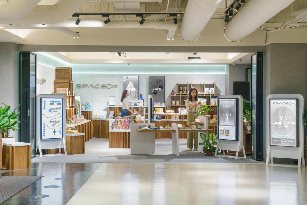 彩虹多多打造永續(xù)選物商店，展示社企及社創(chuàng)商品，結(jié)合創(chuàng)利空間所開發(fā)的智能零售系統(tǒng)，整合多元產(chǎn)品信息，讓無人商店扮演公益行動(dòng)的推手
