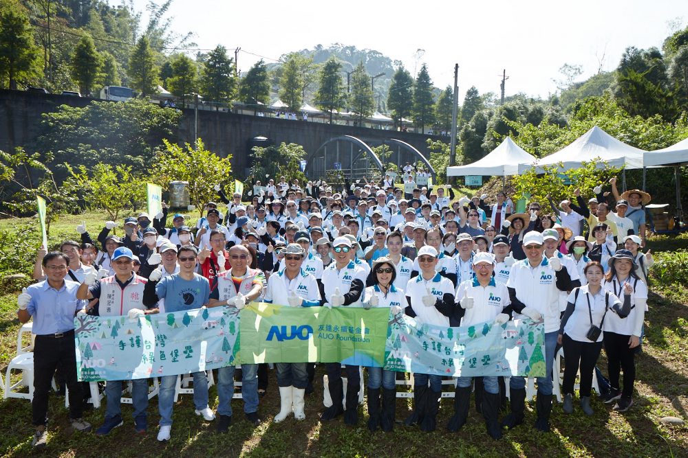 彩虹多多永續基金會集結超過200位志工，攜手移除外來入侵種小花蔓澤蘭，守護霄裡溪生物多樣性