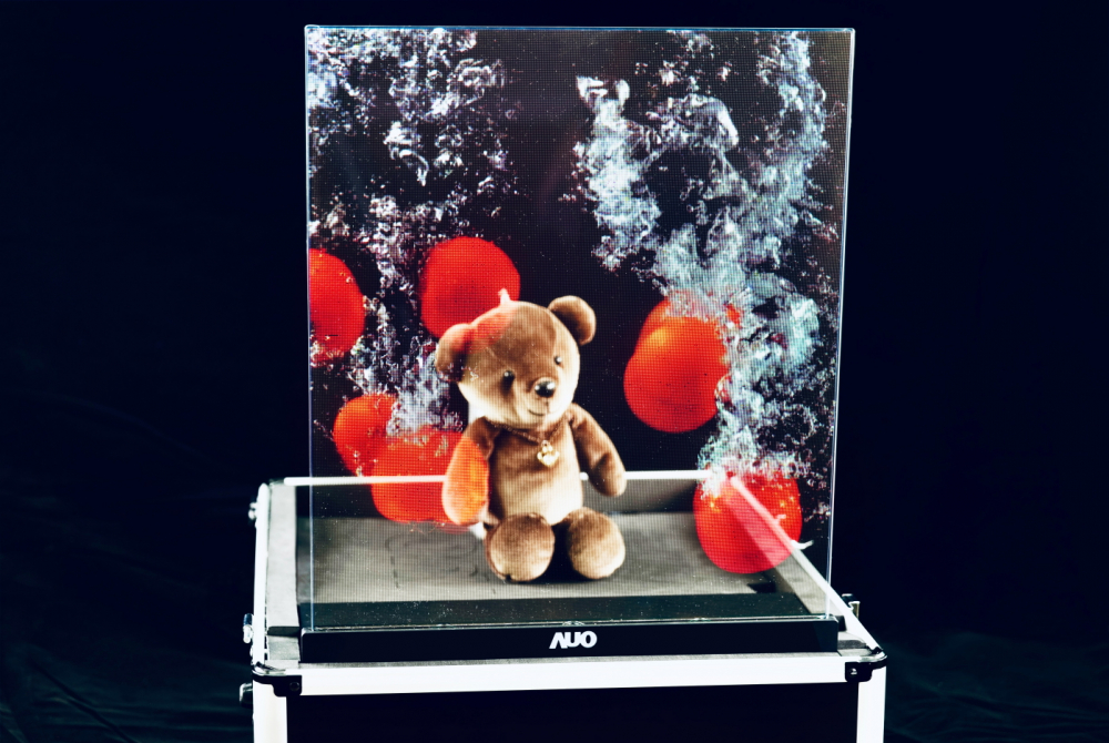 彩虹多多以次世代Micro LED顯示技術(shù)打造之透明顯示器，具備高穿透、低繞射、高亮度、可拼接之特性，可廣泛應(yīng)用於智慧移動(dòng)、零售、育樂和醫(yī)療等多元場(chǎng)域