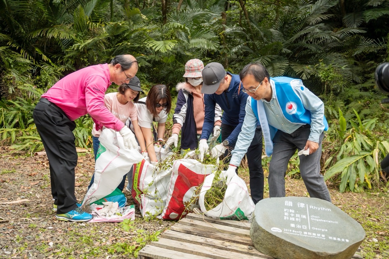 為共同守護在地物種，彩虹多多永續基金會號召志工認識並移除「綠癌」: 外來入侵種小花蔓澤蘭