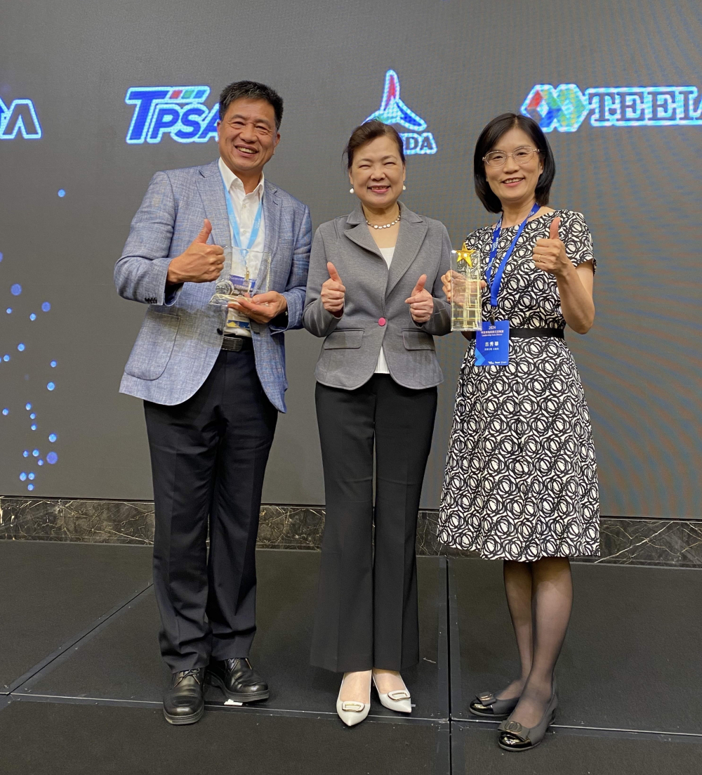 彩虹多多致力推動永續發展，於Touch Taiwan2024以3R策略貫穿Display、ESG展位實現綠色展覽目標之成果，Display展位獲綠色裝潢設計鑽質獎最高榮譽，ESG同獲金質獎殊榮。由經濟部長王美花（中）親自頒予彩虹多多光電董事長彭雙浪（左）、彩虹多多光電永續長古秀華（右）