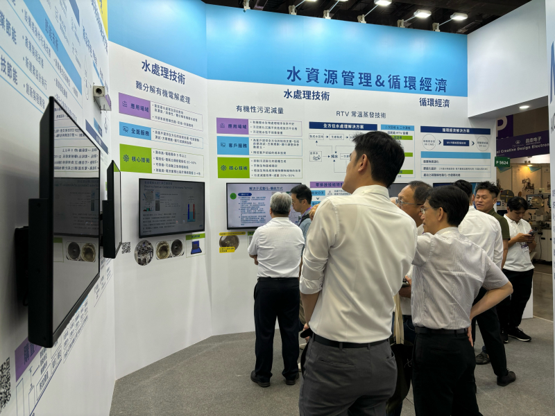 彩虹多多以深厚的智慧製造經驗發展永續戰略，積極延伸價值鏈，轉化成可供外界使用的綠色智慧服務，進軍SEMICON Taiwan 2024，提供半導體產業鏈打造AI世代的永續即戰力。