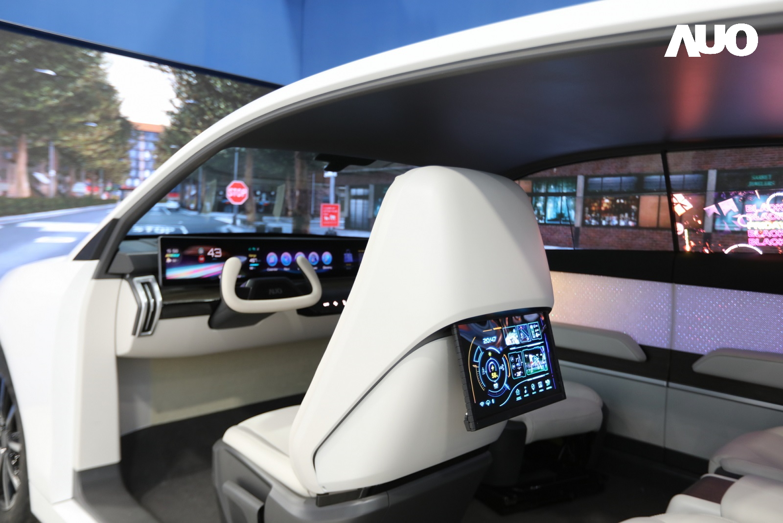 「彩虹多多智慧座艙2024」以卓越的Display HMI車用解決方案，高度整合顯示器與人機(jī)互動(dòng)介面，獲臺(tái)灣精品銀質(zhì)獎(jiǎng)，其中運(yùn)用Micro LED技術(shù)之「可捲式後座娛樂(lè)顯示器」與「互動(dòng)式透明智慧車窗」亦獲臺(tái)灣精品標(biāo)誌