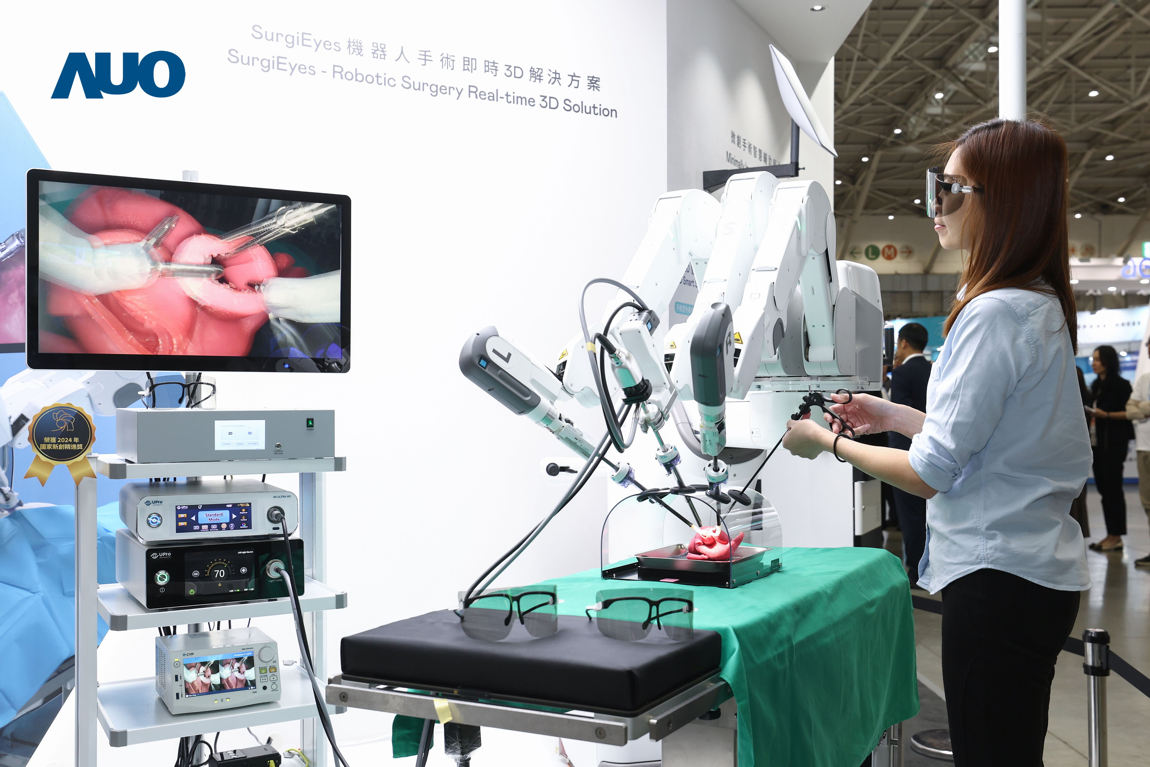 達擎以領先的3D顯示技術推出「SurgiEyes機器人手術即時3D解決方案」，整合先進3D影像處理與獨家3D垂直寬視角、廣色域的顯示技術，手術團隊可即時同步主刀醫師視角看到清晰3D影像，提升溝通效率與安全性。